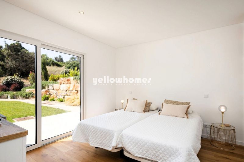 Moradia contemporânea T1+2 com piscina privada num condomínio fechado perto de Ferragudo